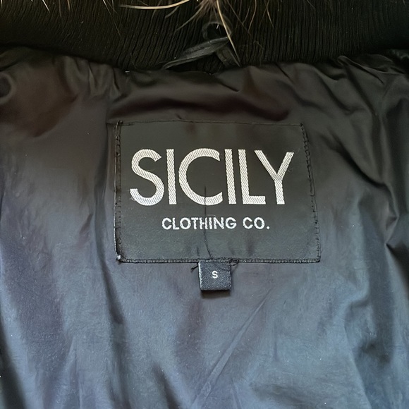 Sicily winter coat. Very warm, real fur around the hood and has a double zipper. - Picture 3 of 3